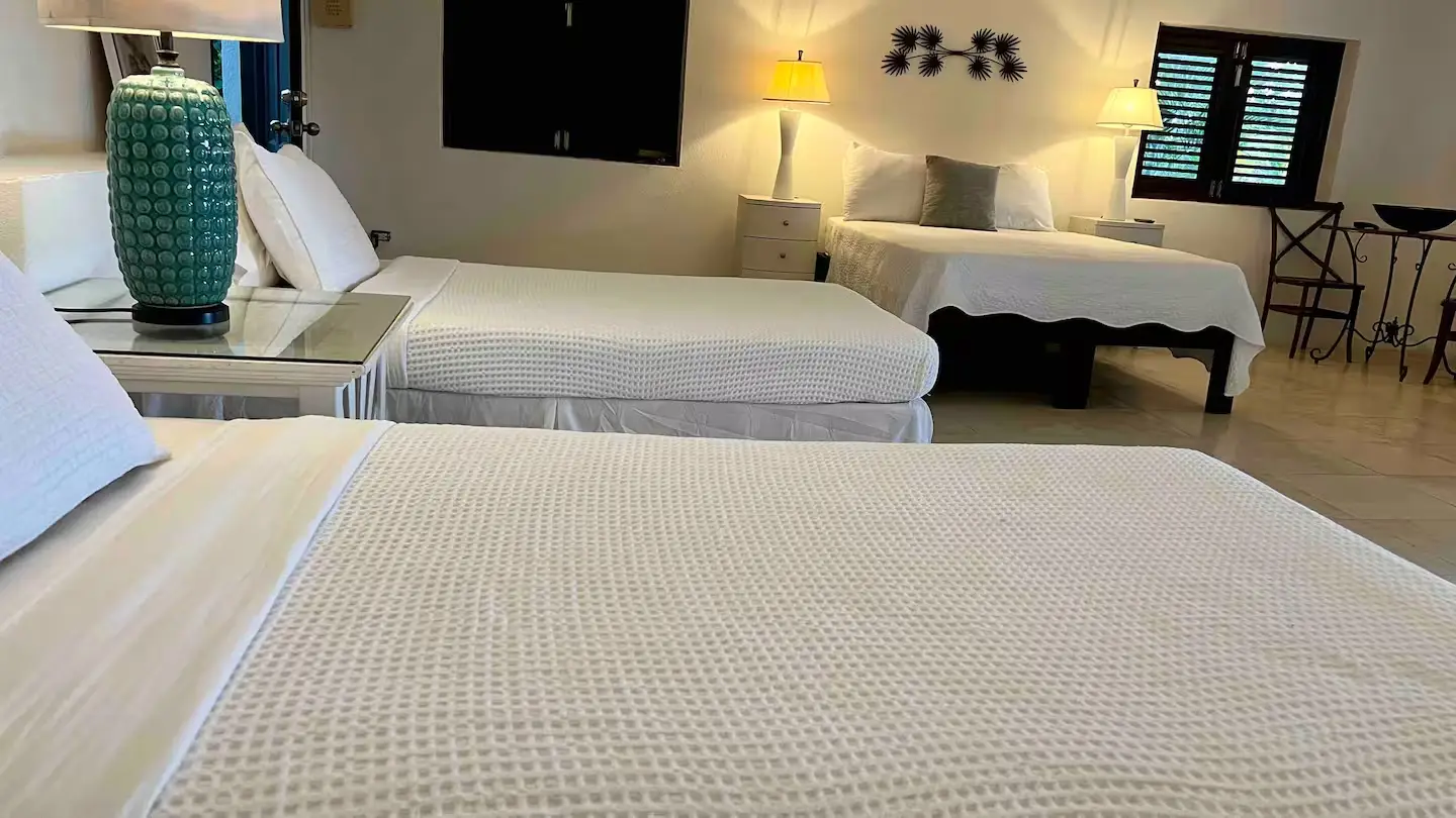 Spacious triple room with ensuite and island-chic design