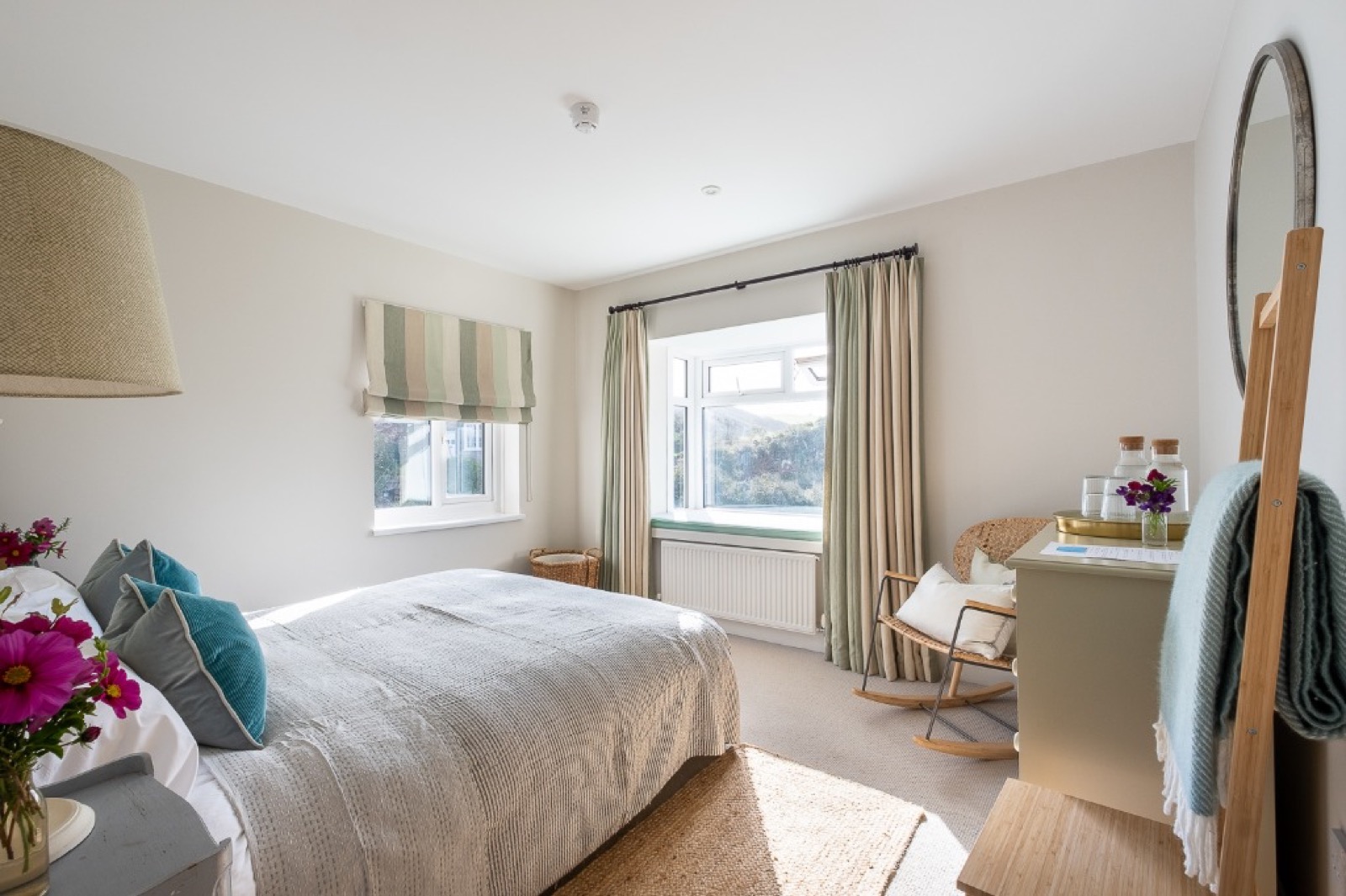 Light and airy single room with sea views