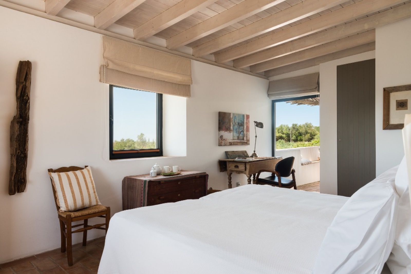Spacious deluxe single room with outdoor space in Portugal villa