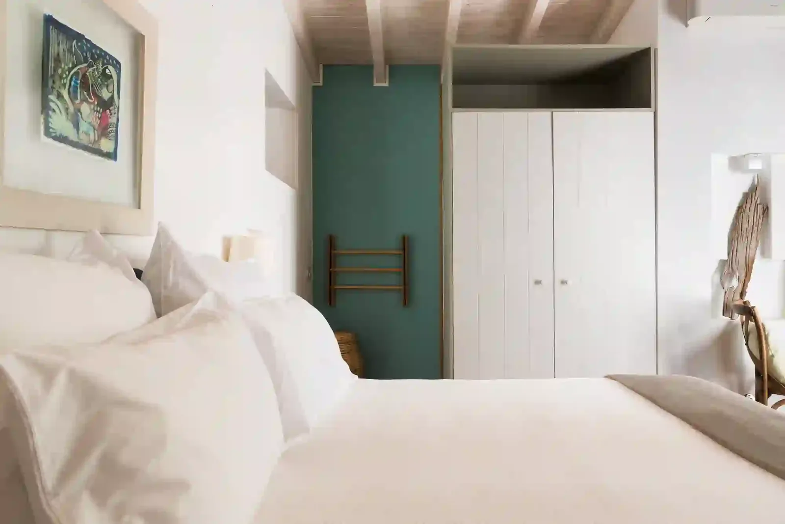 Minimalist single room in Portugal villa
