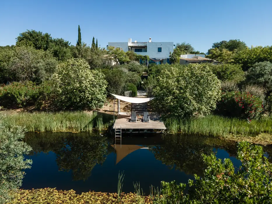 The casa above its natural swimming pond