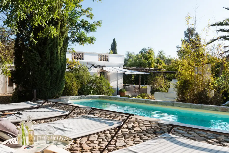 The pool and sun loungers at Quinta Sol d'Agua