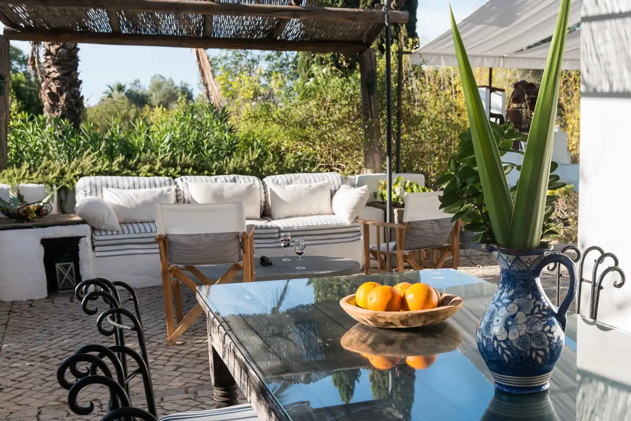 The outdoor lounge and table at Quinta Sol d'Agua