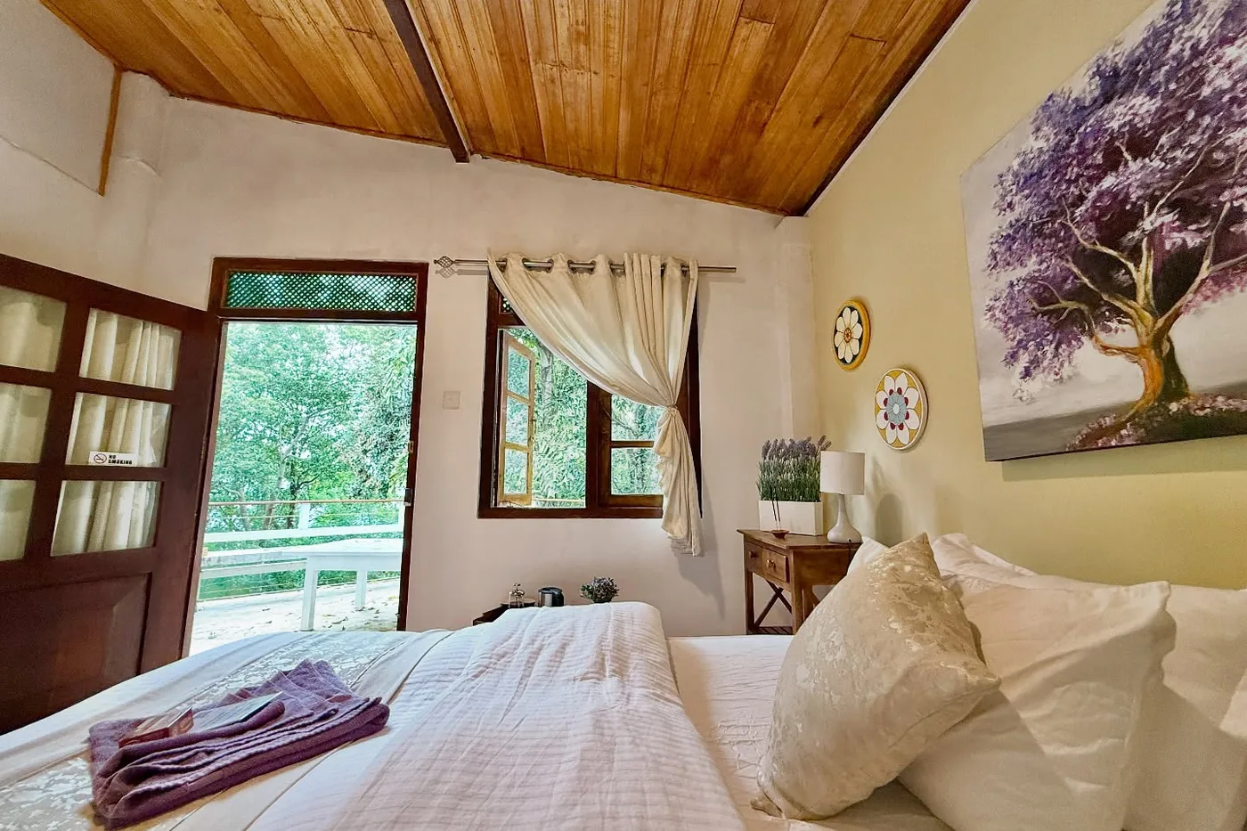 Single room at Welikande with a four poster bed and doors onto a private balcony